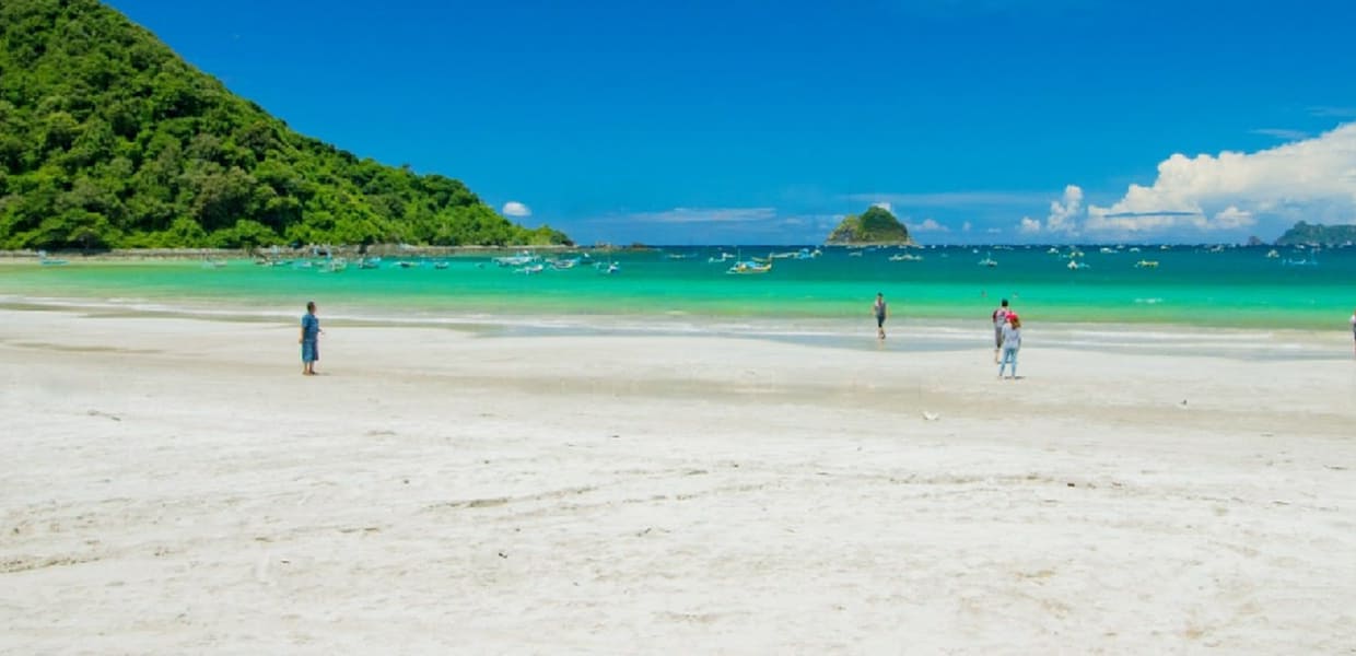 Destinasi Wisata Pantai Dengan Panorama Sirkuit Mandalika