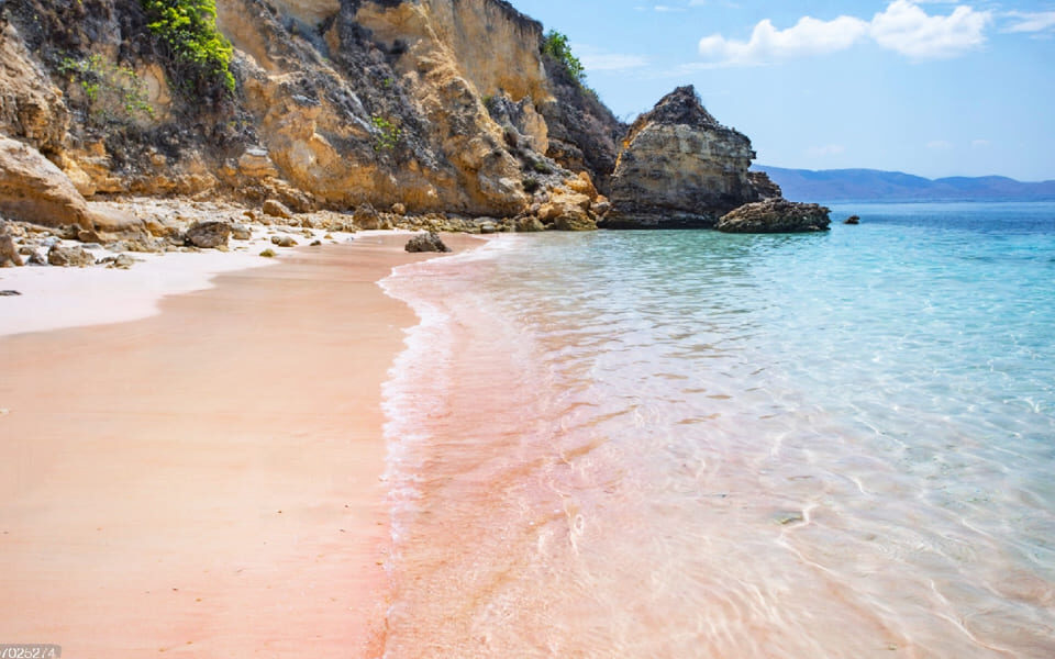 Pink Beach, Syurga Di Pesisir Timur Pulau Lombok!